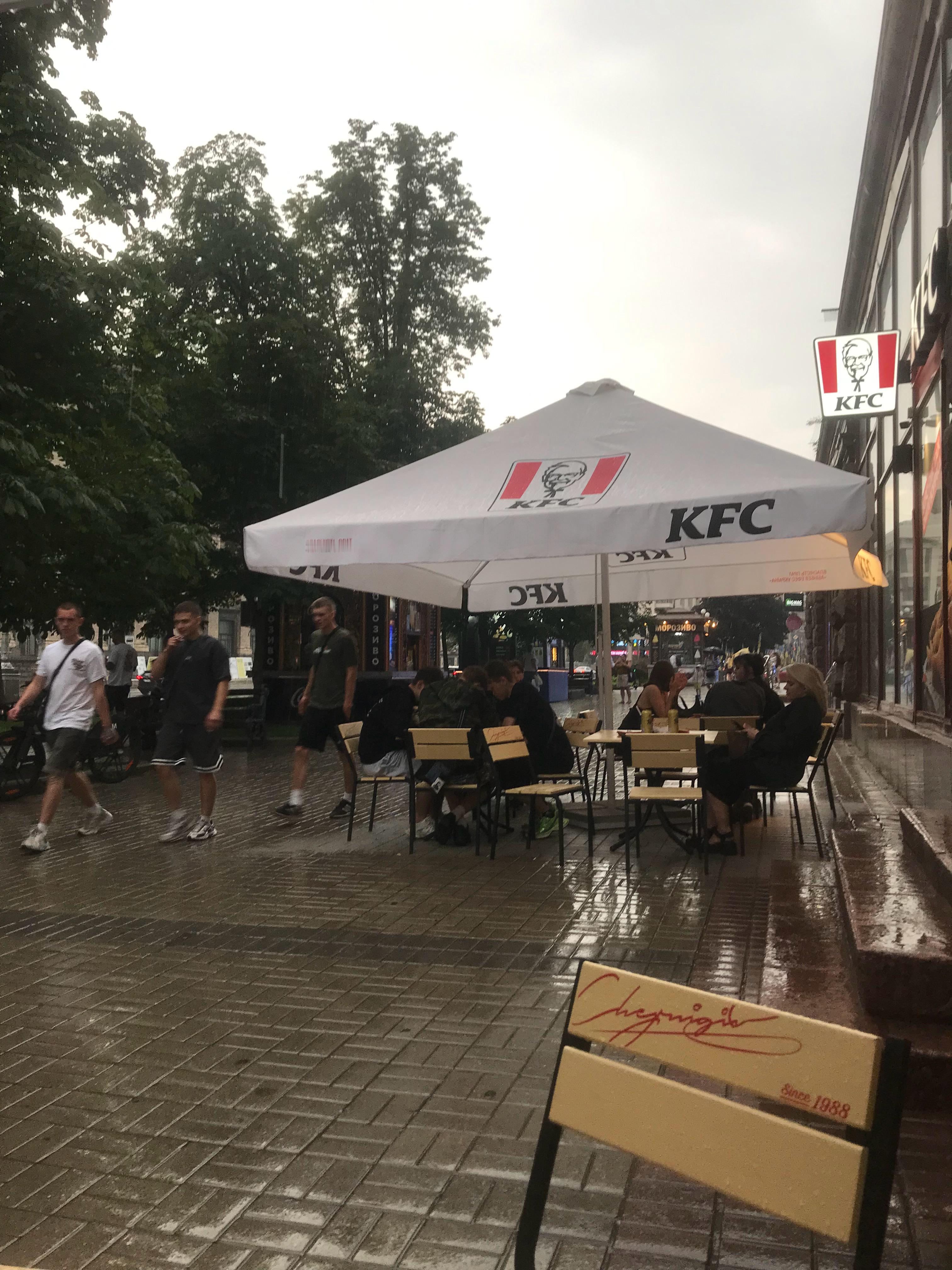雨中，基辅这个夏天真是凉爽​​​