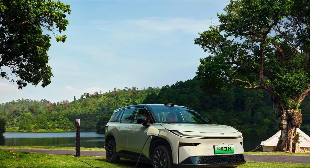 这就是赤裸裸的现实！油车30万：使用10年，油费10万，卖5万！纯电车30万