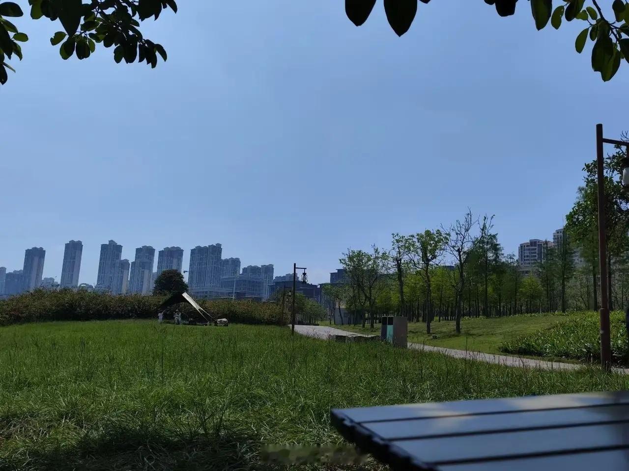 券商应该是被骂的最多的板块，没有之一。现在每天成交量3万亿，什么概念？券商业绩好