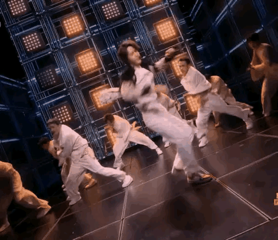 王一博回应春晚舞台脚滑春晚王一博一脚惊艳众人，殊不知是脚滑塑造经典。表演后王一博