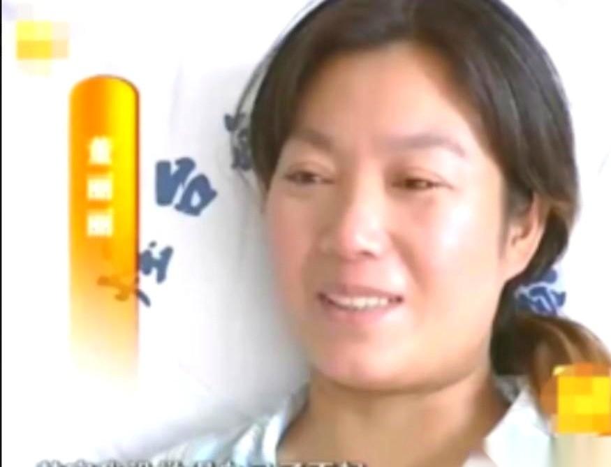 2011年，山东一家医院的病房里，暴瘦20斤的吕刚把写好的遗书往枕头底下一塞，闭