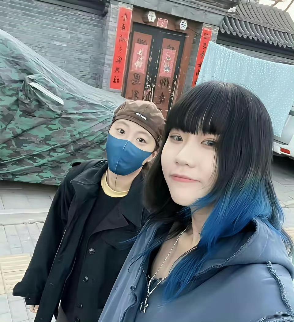 窦靖童和同父异母的妹妹窦家嫄，关系还挺好，两人都是音乐girl，打扮的都是那种酷