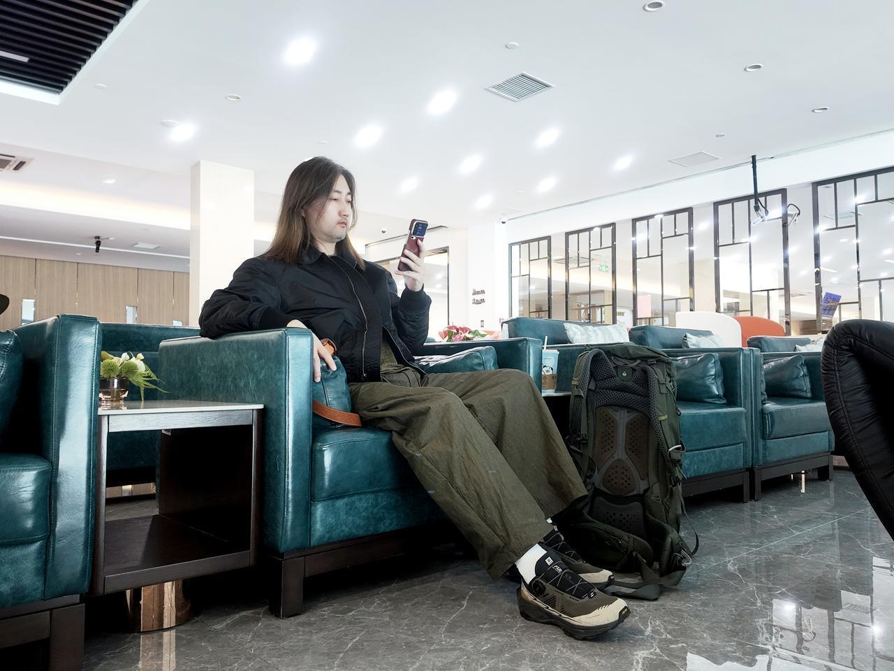 在合肥新桥机场乘机到深圳出差，司机送到机场还有1个半小时登记，前序航班也晚点了，