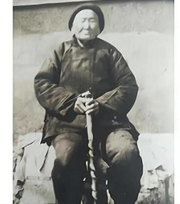 1941年，一位老妇人请“汉奸”侄子吃饭，突然压低声音道“孩子，给我弄