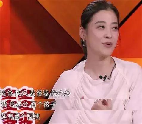 梅婷家里是十个人一起住，她和老公曾剑，两个小孩，加上各自的父母，还有两个保姆阿姨