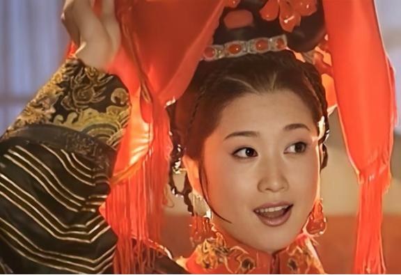 1665年的晚上，侍女阿露和年仅12岁的康熙同床共枕。当时，12岁的康熙因为第二