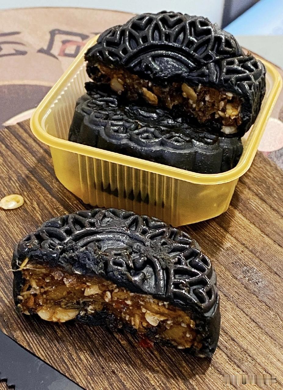 果然好奇心害死猫，外公吃我买的月饼吐了，因为很多人都没吃过，咸甜酸辣臭五味俱全