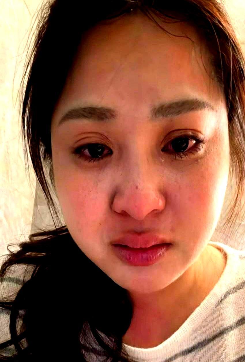 “668万粉网红在别墅里哭穷”她把LV睡衣哭湿，宝格丽项链晃得反光，落地窗