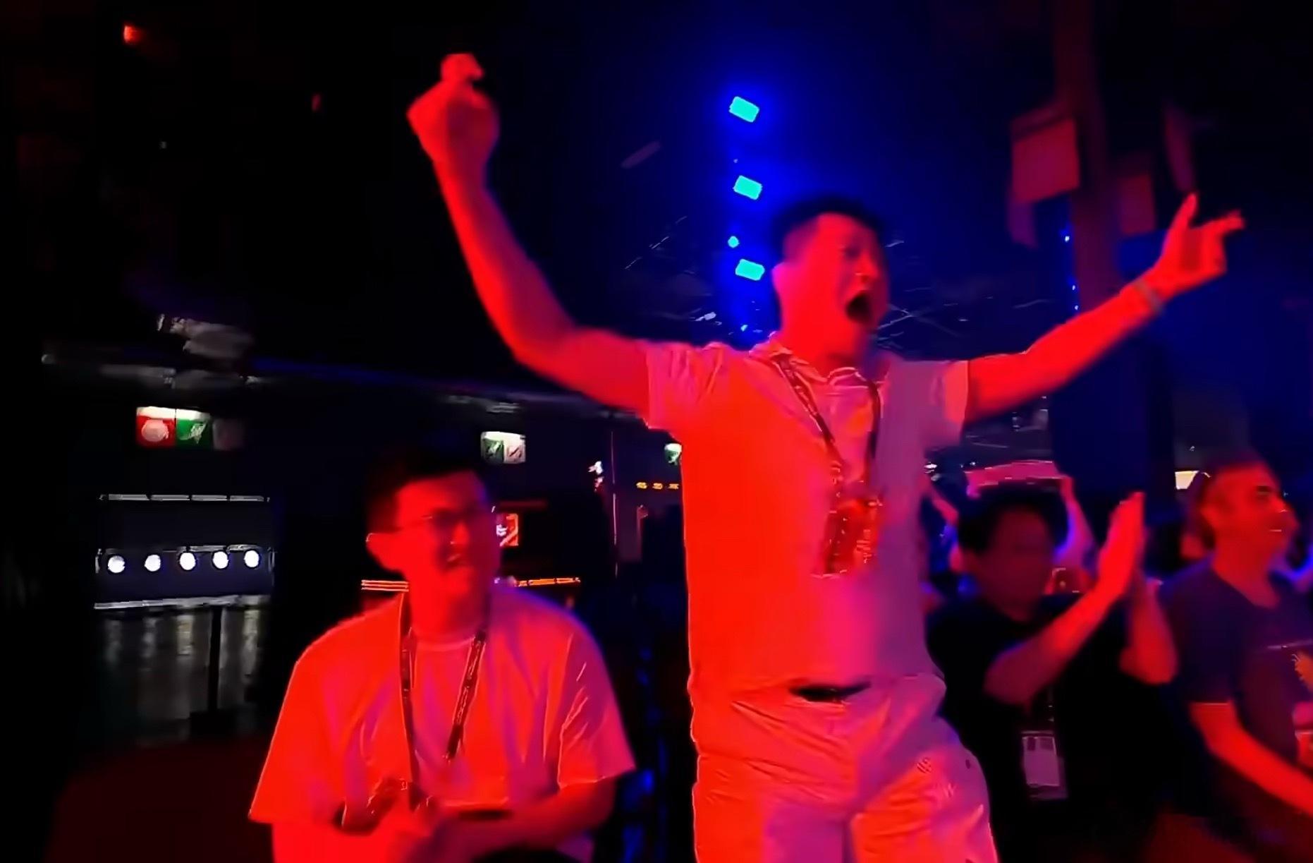 昨天VG和Falcons的比赛，杨哥在现场狂喊为VG加油，太燃了吧杨哥！dota