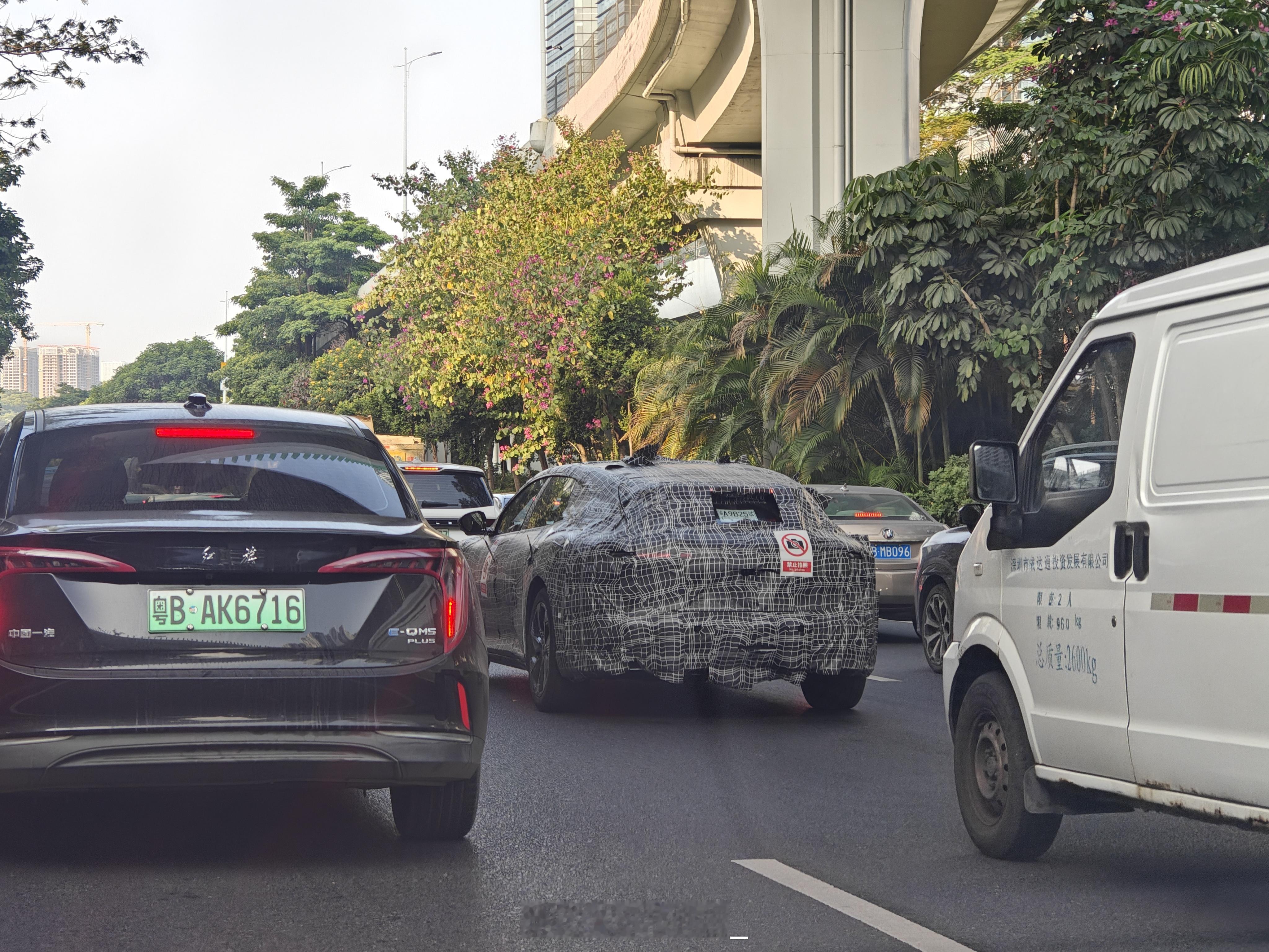 上班路上偶遇到了阿维塔06GT，也就是06的旅行版。怎么跑深圳来了车长和比