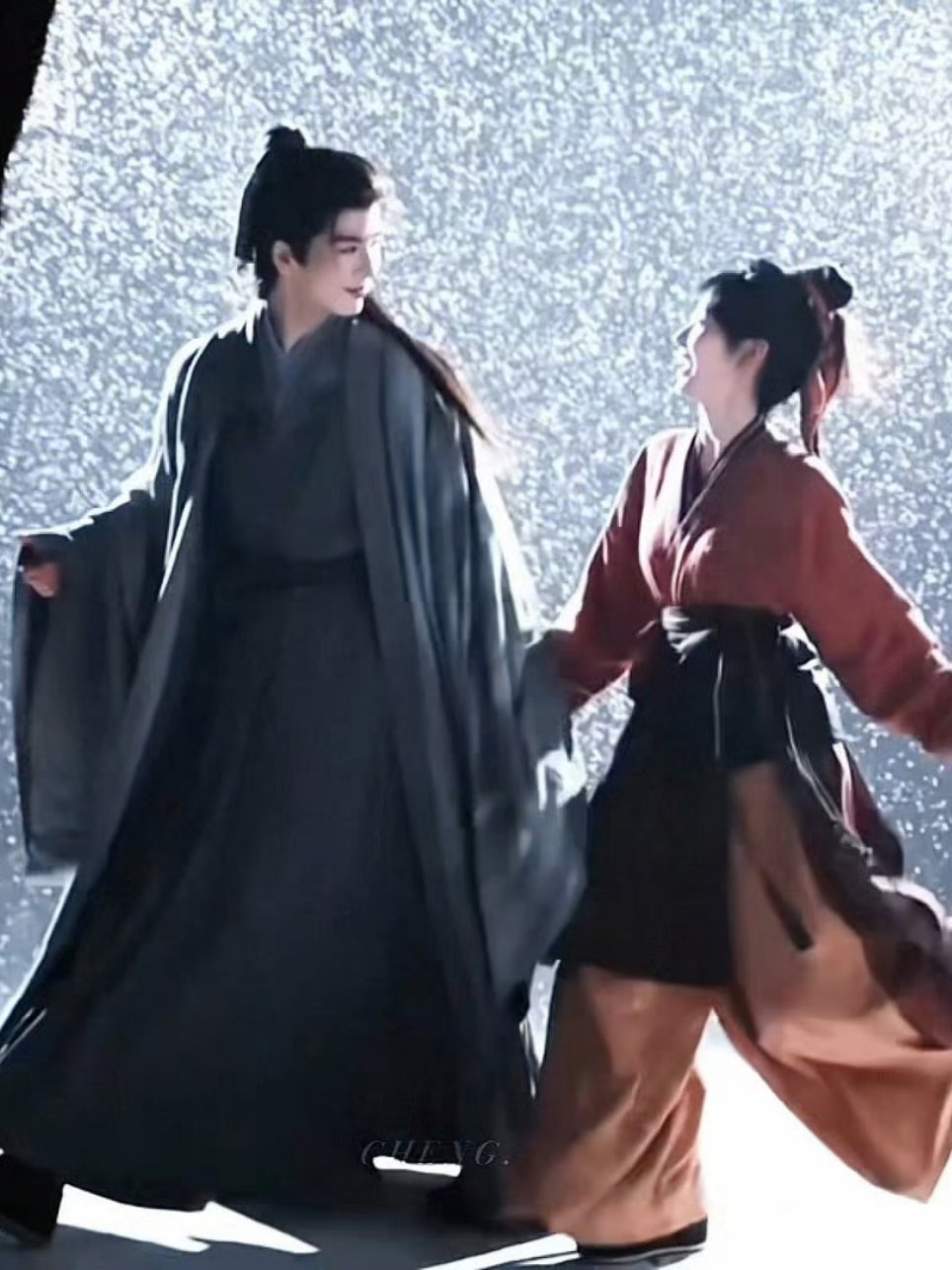 本来是一对好鲜活的小情侣，逐玉你赔我