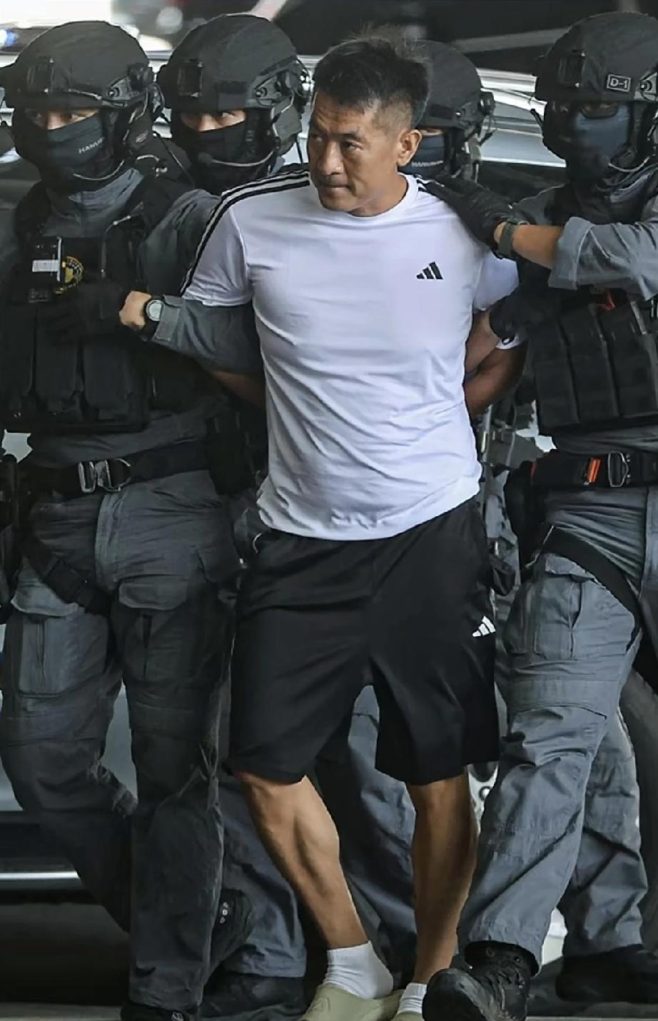 下了飞机腿软了，在泰国3年趾高气昂的，就在去泰国警方押解的时候还一脸得意穿着名牌