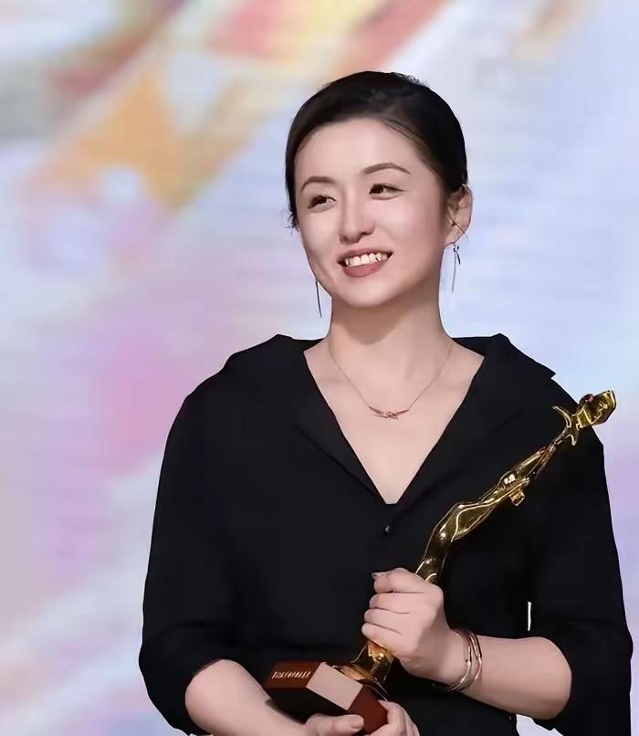 秦雯袭警十分钟捞人事件再迎来后续，一系列连锁反应让这位知名编剧的事业陷入停摆。