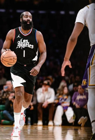 骑士138-113大胜奇才，赛后哈登接受采访，哈登称赞多诺万·米切尔给了他自由发