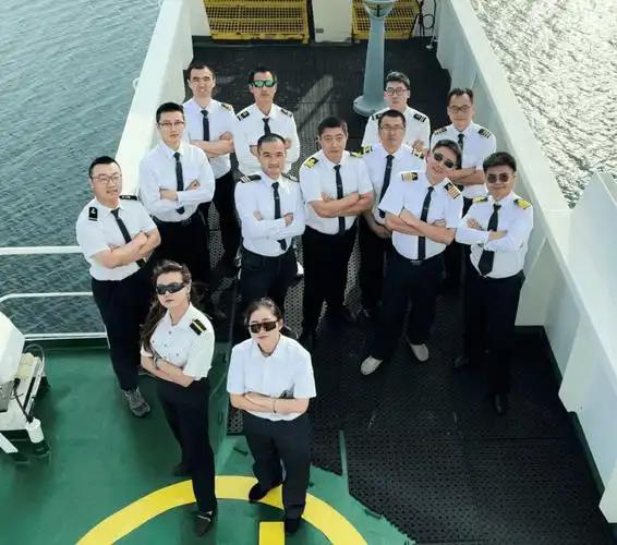 我不太愿意做一名海员。就像有人花7万当海员，上船后实习期工资才4000，还天天晕