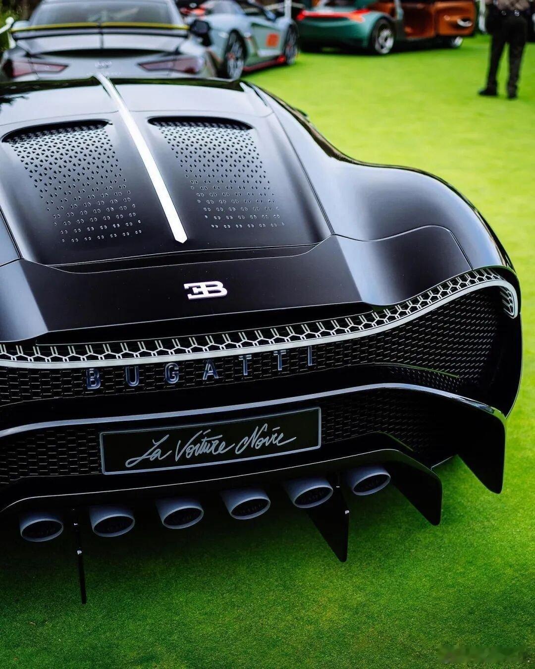 布加迪黑夜之声不需要六个排气管。四个是真实排气，车底两个是空气动力学通道，专门用