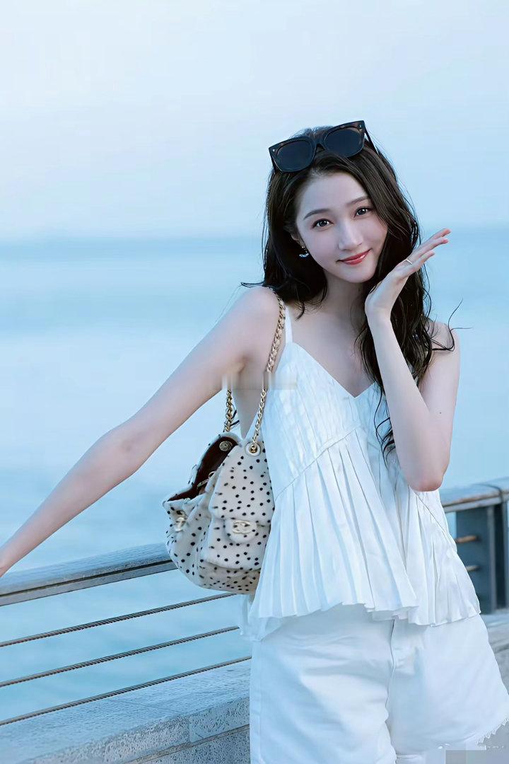 关晓彤真奇怪，还没分手的时候怎么看都感觉不出来性感，甚至身材上镜看起来很壮。结果
