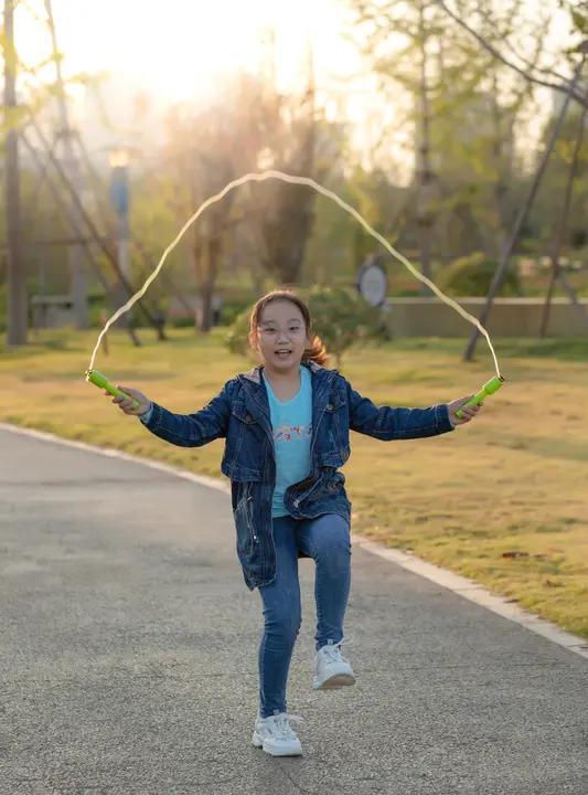 小学生课外补课真的是没必要的！小学生重要的是身心健康。至于小学生阶段的文化知识，