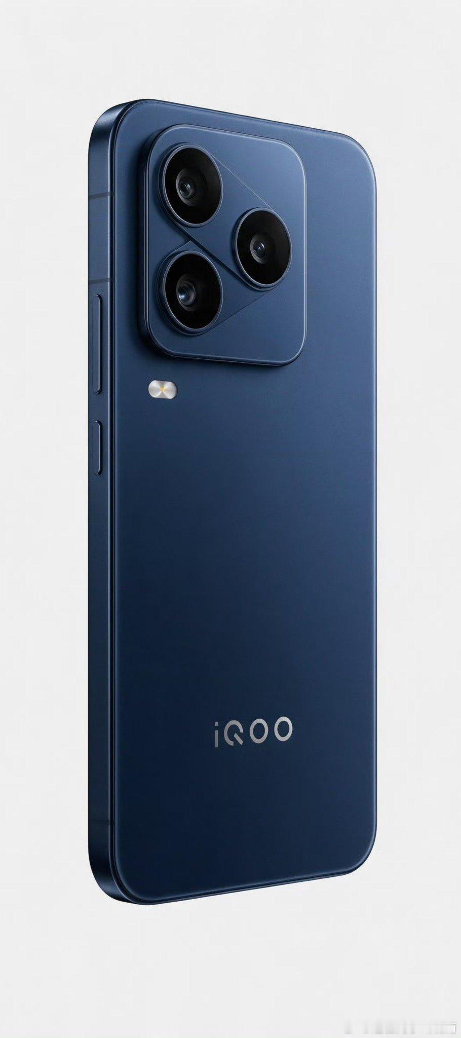 这款新机的爆料依旧来自“数码闲聊站”，爆料显示“iQOO16将使用方形Deco搭配大R角设计，并且三