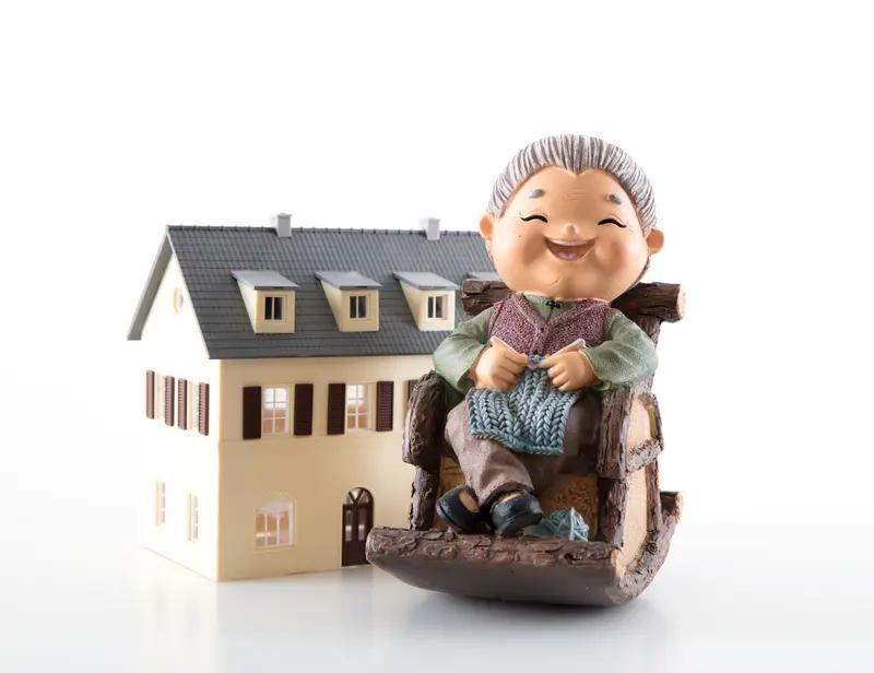 城乡居民养老这事，很多人都以为交够年限、到60岁就能自动领钱，结果不少人吃了大亏