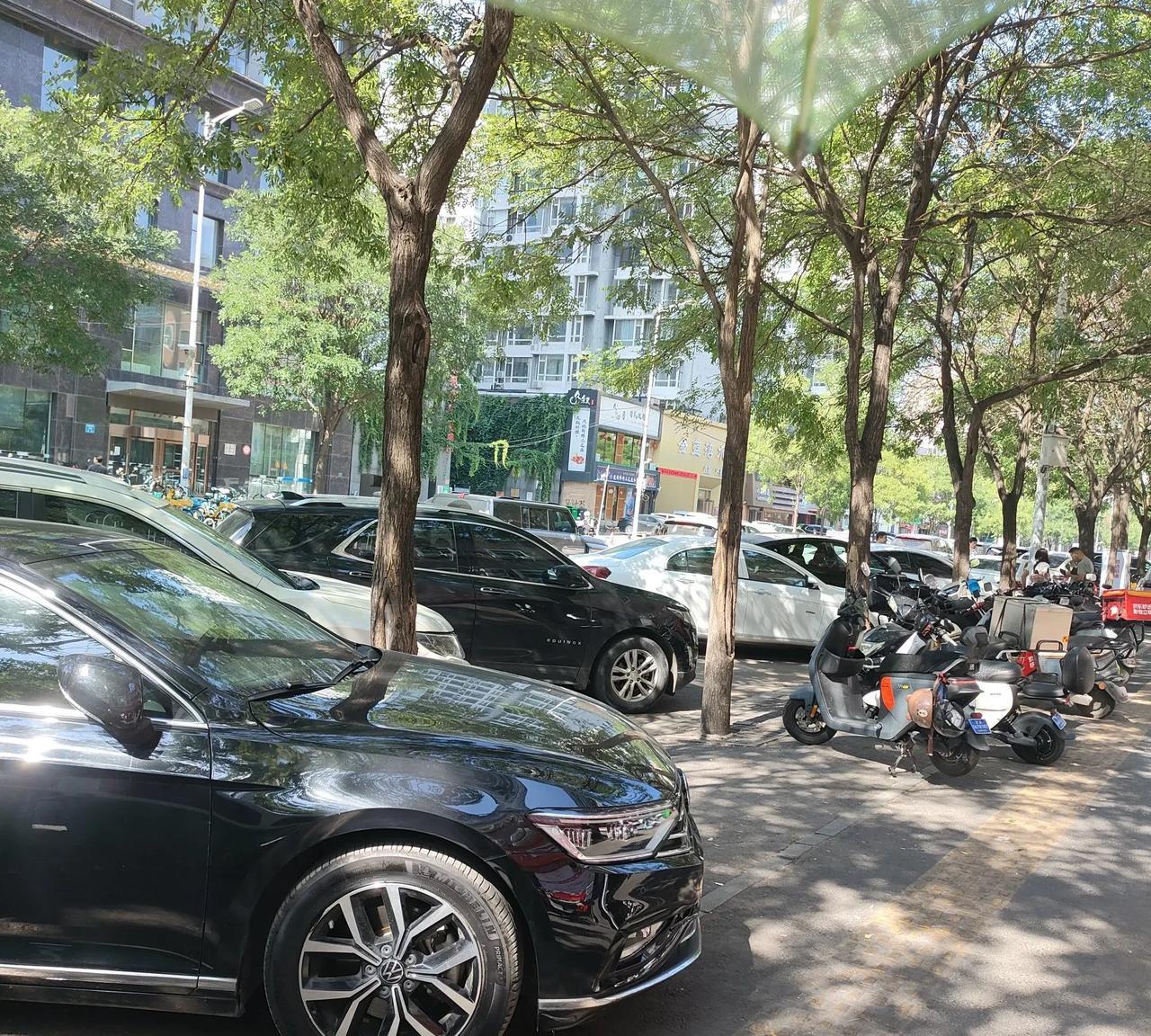 你说巧不巧，我正在等公交车，一个人喊我，我抬头一看，是我老公的前同事，也是我们老