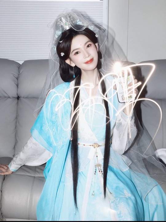 陈瑶拍光绘镜头签了当光线化作签名的笔墨，陈瑶完成光绘镜头签拍摄，转瞬即逝的光轨被