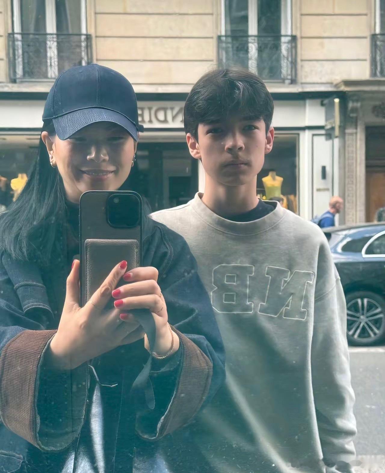 看完吕燕的儿子，我才明白混血的意义。吕燕儿子混血混得很成功，遗传了妈妈的大高个，