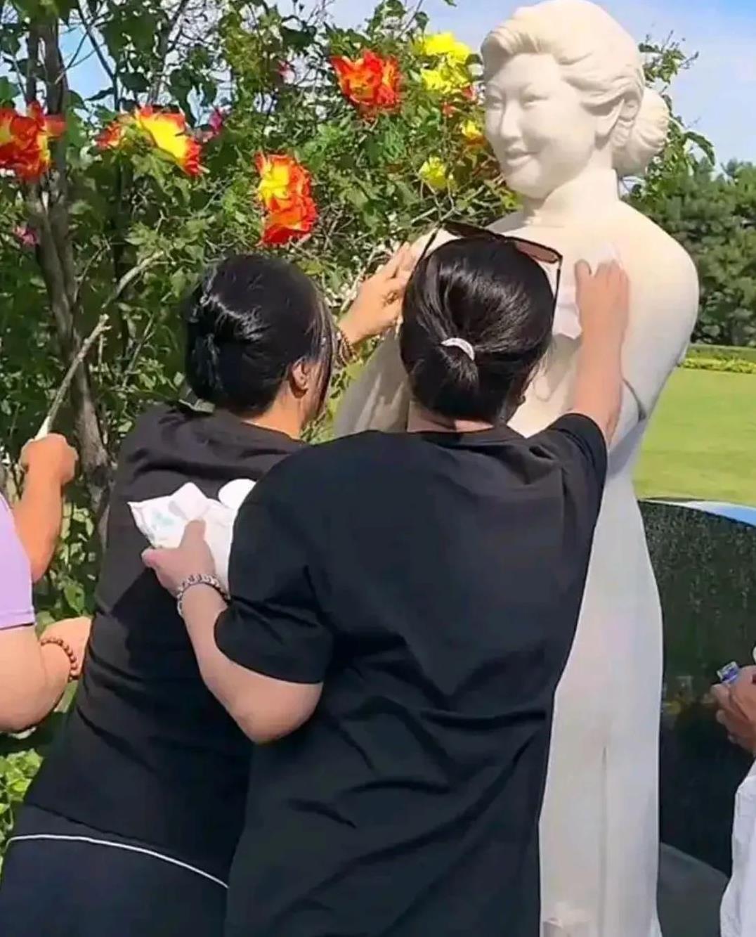 时间过得太快了，一晃高秀敏都去世20周年了。看她的墓地很大，也很“豪华”，占地