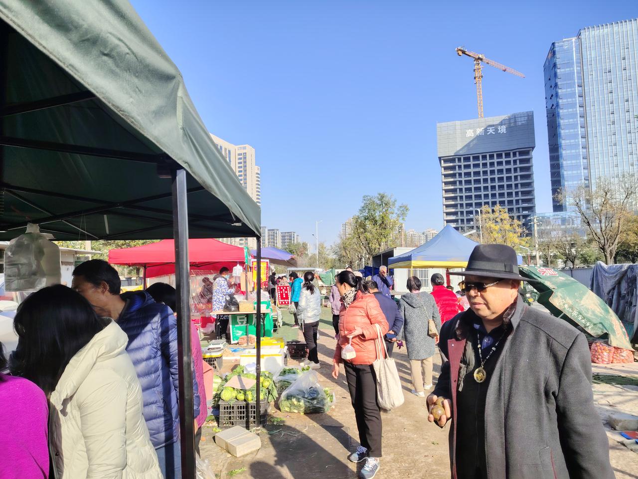 有位退休大妈结识了几位新朋友。她打算和朋友在附近小公园打羽毛球，女儿却不允许，