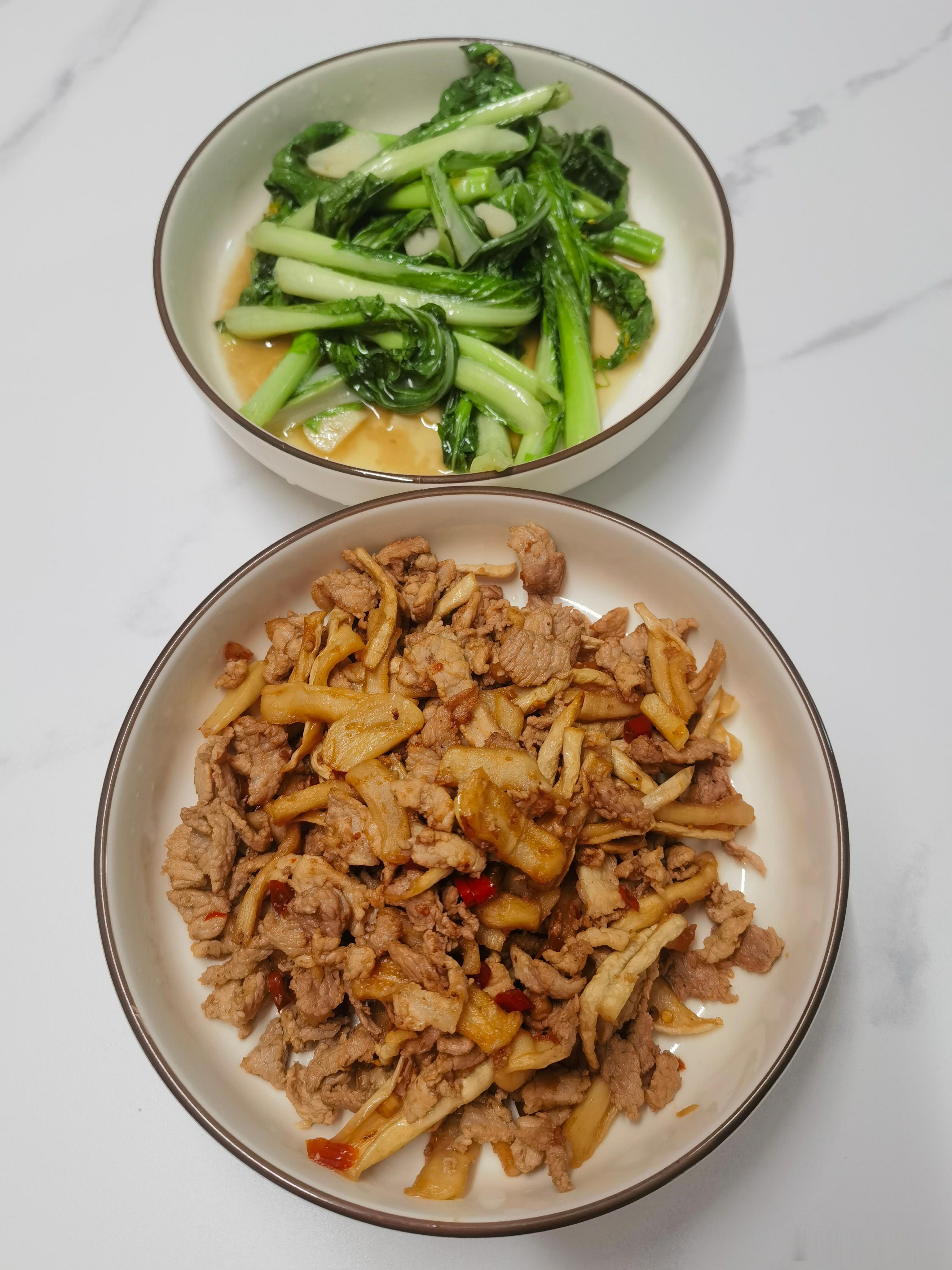 午餐：干萝卜炒肉+清炒菜心。好好吃饭，好好休息，好好干活💪​​​
