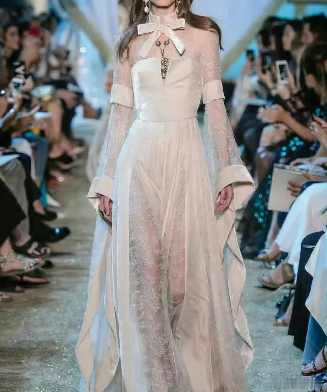 这件礼服你第一眼想到的女明星是谁​​​