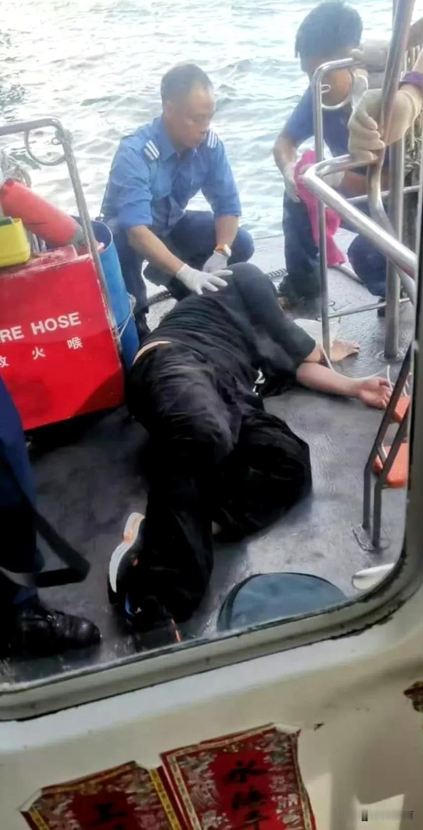 我的妈呀，香港顶流姜涛坠海了胖子难过美食关，听说为了买海鲜掉下去的[笑着哭][笑