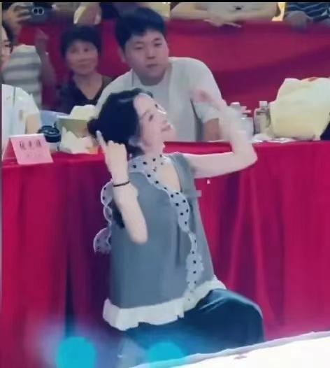 背后这大哥一共偷看了八次估计连孩子名字都想好了！网友热议：老师眼里只有孩