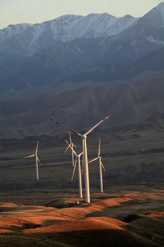 新疆能源发展优势显著，简直是能源界的“宝藏之地”。它有顶级的自然资源，太阳能技术