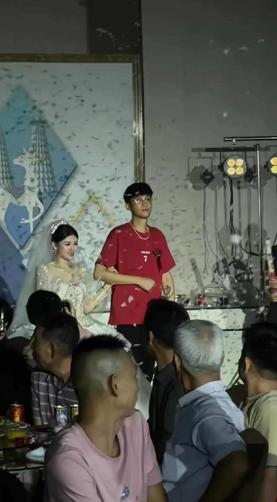 新娘的父亲好年轻啊！不说的话，还以为是哥哥或者弟弟。