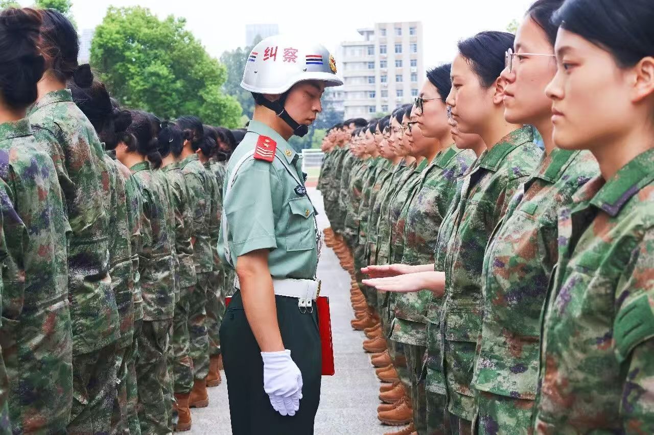 文职人员也要检查军容风纪！​​​