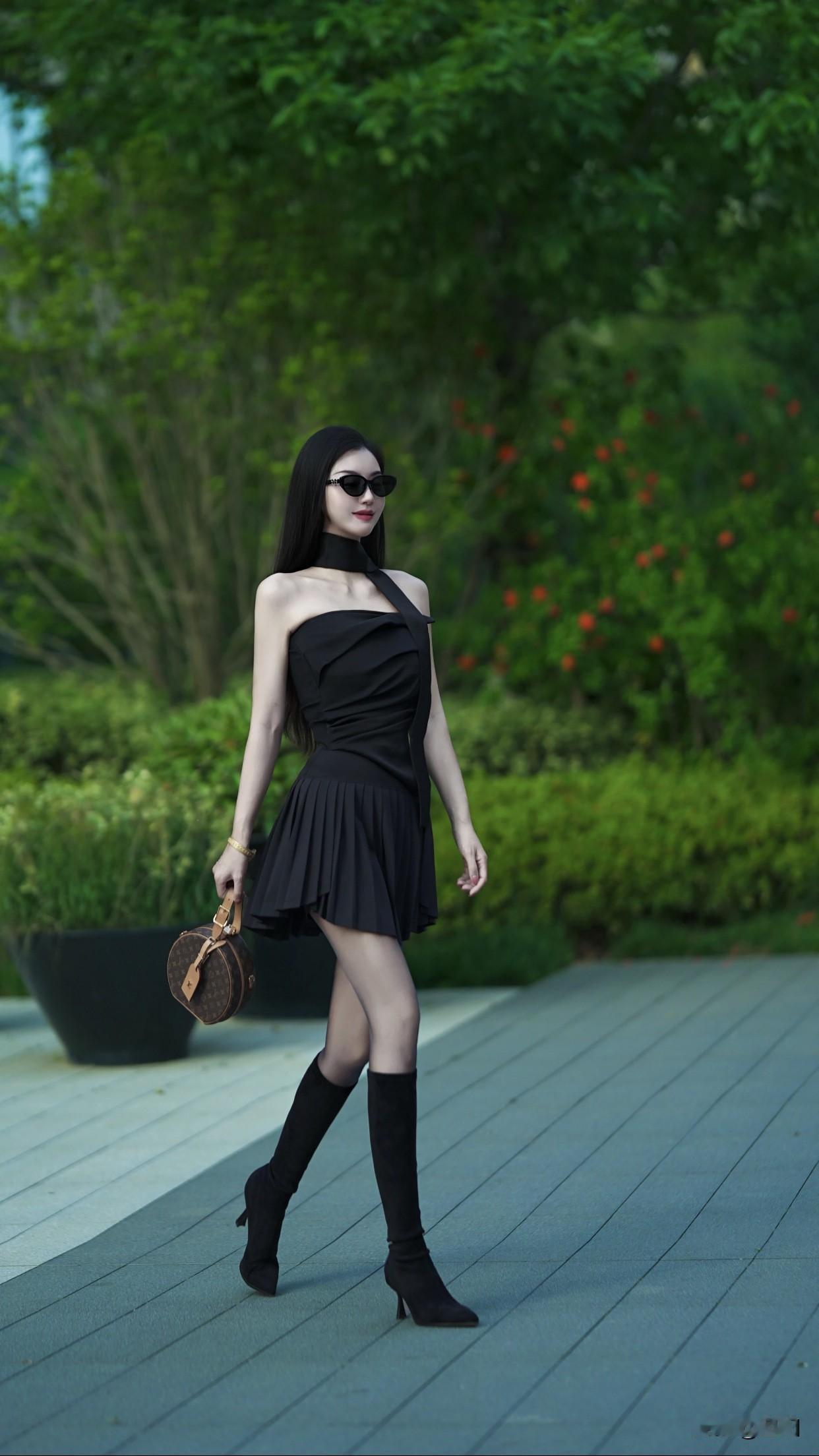 看过哪些惊艳时光的美女？优雅黑裙，绿意盎然，时尚与自然的完美结合。
