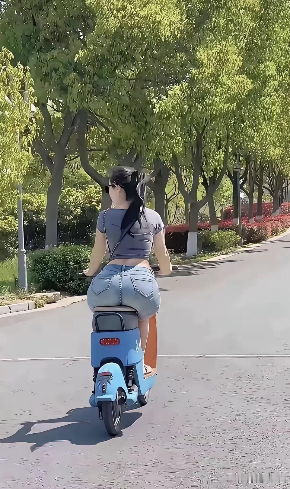 哈哈，你骑着电动车看风景，看风景的人正在不远处看你！