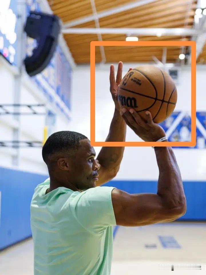 NBA球星威斯布鲁克真是太让人纳闷了！今天威斯布鲁克更新社媒，转发了自己在母校U