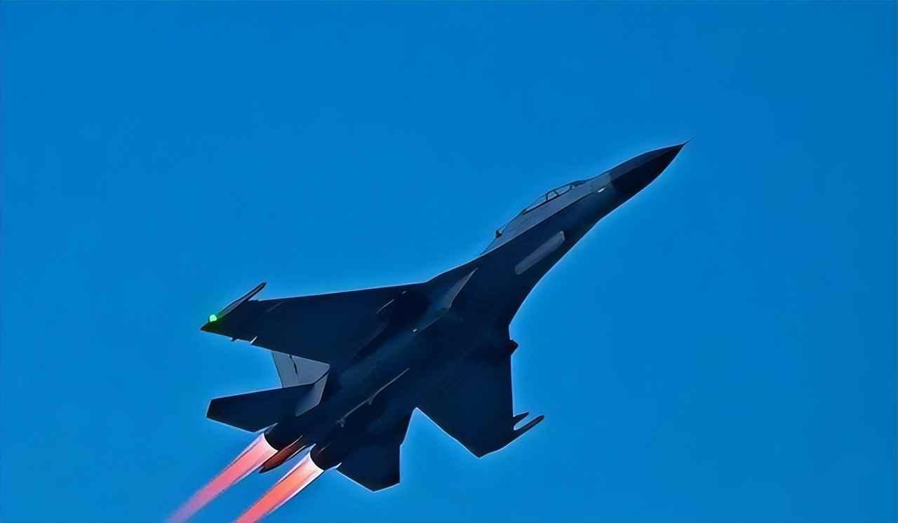 歼-11天天在南海转悠，美军侦察机有点烦，中国空军这招挺稳最近几年，美国的P