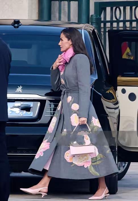 人民大会堂的台阶上，焦点跑偏了。西班牙王后莱蒂西娅的优雅风姿，竟被一个开门的瞬间