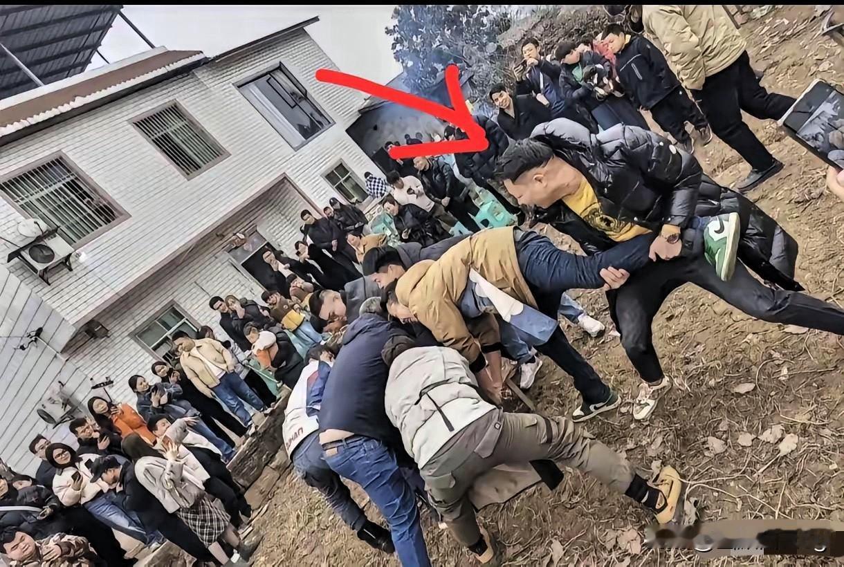 谁懂啊！按猪活动最“惨”大哥火了，两万多的羽绒服划烂都笑得合不拢嘴！全网都在