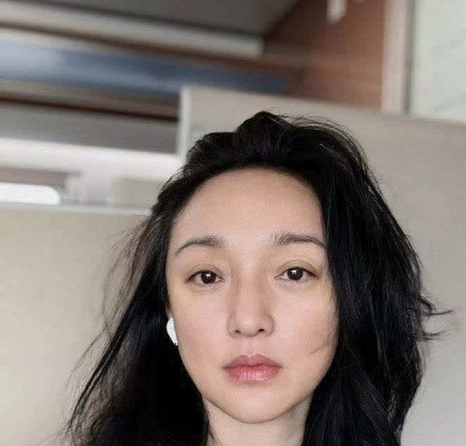 最近周迅50岁素颜引热议，她晒照配文“女人要放过自己”，这话有点戳心