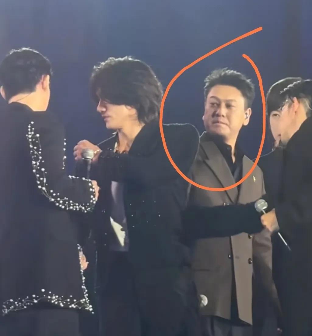 确定F4成员四个人是同龄人？最近，F4演唱会合体重温经典《流星雨》，朱孝天明显