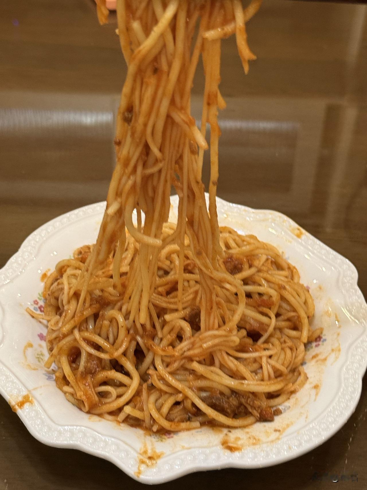 今晚亲手煮一碗肉酱意面，不刻意擦干碗边的酱汁，任由红亮的汤汁随意晕染。生