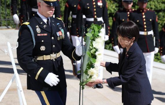 日本人的奇大耻辱日本首相高市早苗为了讨好特朗普，选择前往美国阿灵顿国家公墓致敬