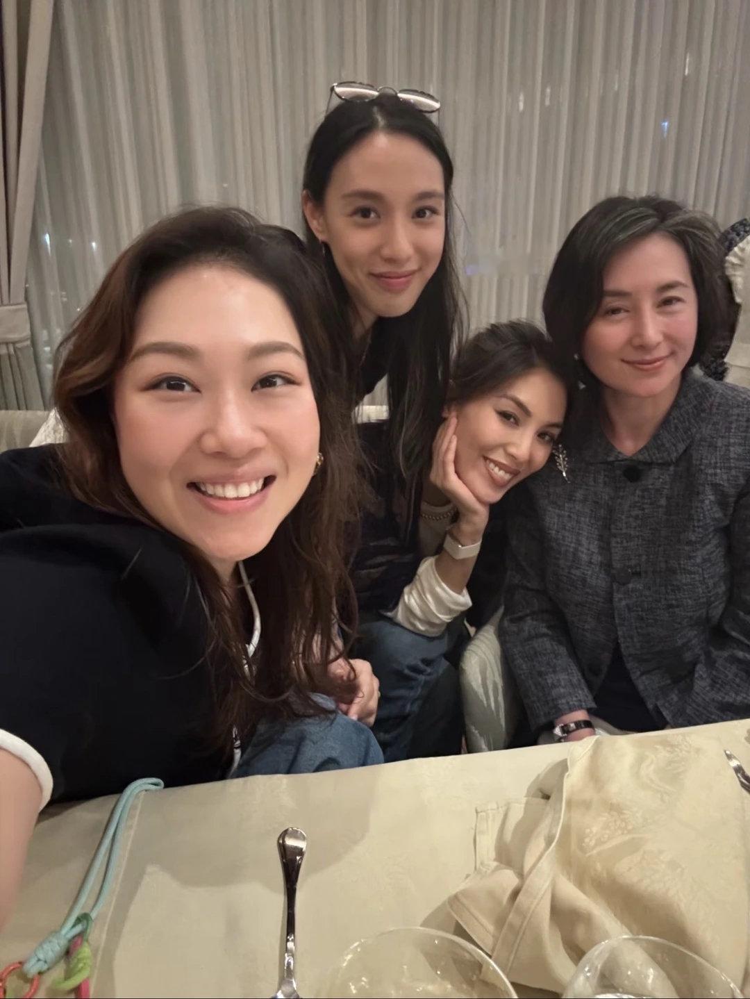 64岁何超琼与闺蜜庆生，被闺蜜仨女儿叫干妈，无儿女也有天伦之乐​