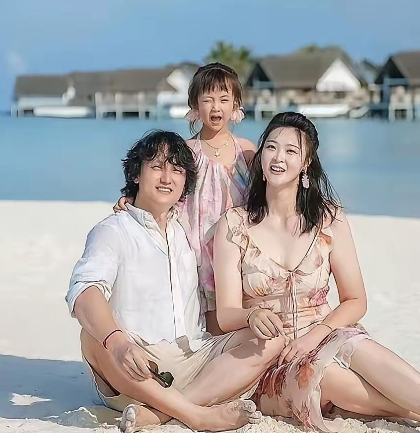 奥运冠军惠若琪一家人在马尔代夫休闲度假，画面温馨惬意。丈夫是北大博士，夫妻俩都是