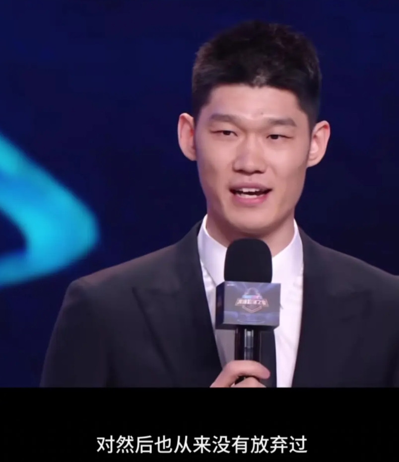 在参加活动时，胡金秋谈起了中国篮球，他说，中国男篮一直在奋斗，从来没有放弃