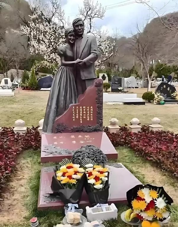 这就是李谷一女士和她已故丈夫萧卓能的夫妻双墓。有人不明白，李谷一如今依然健在，怎